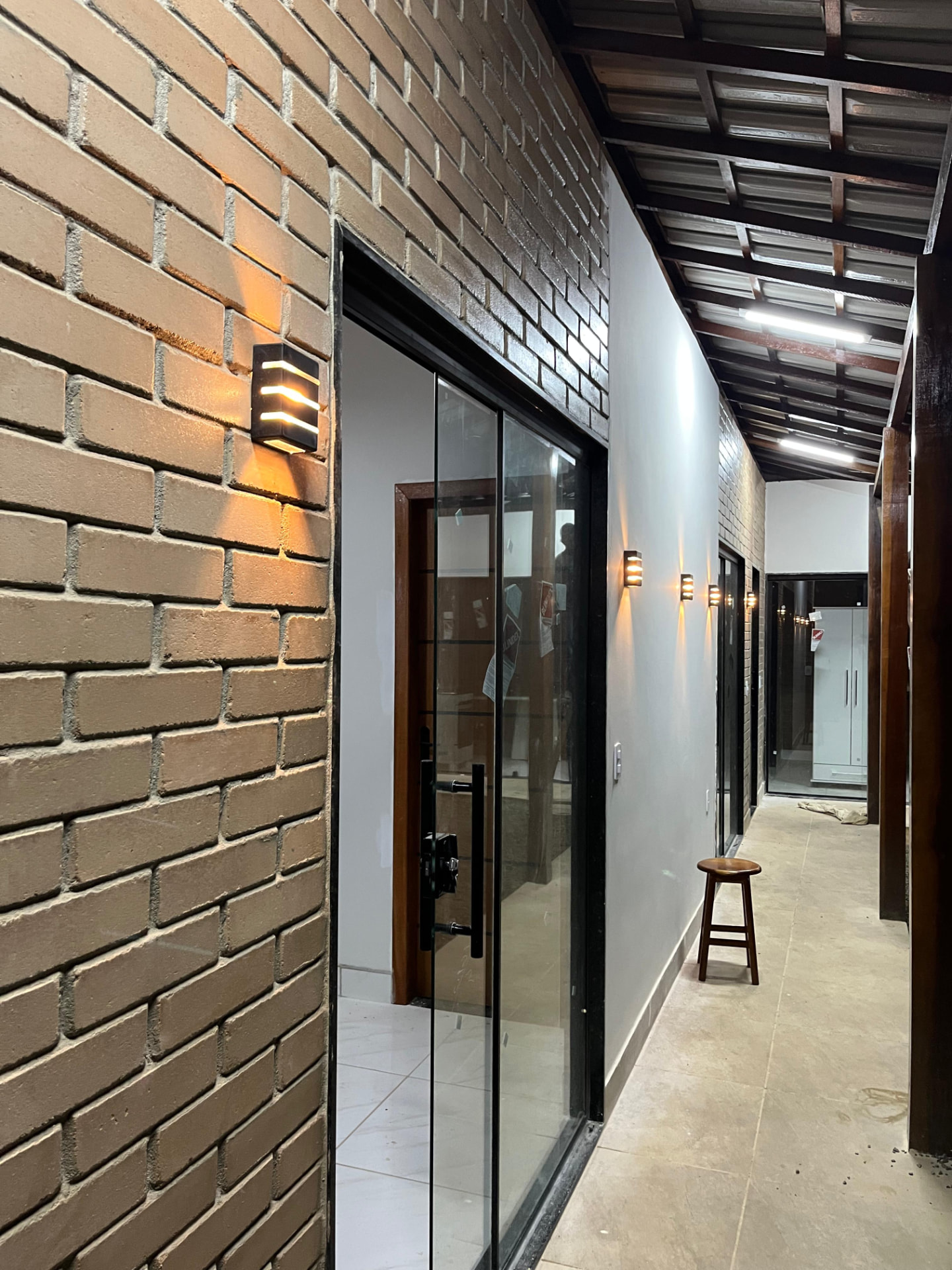 Corredor externo com iluminação em obra em Ubu